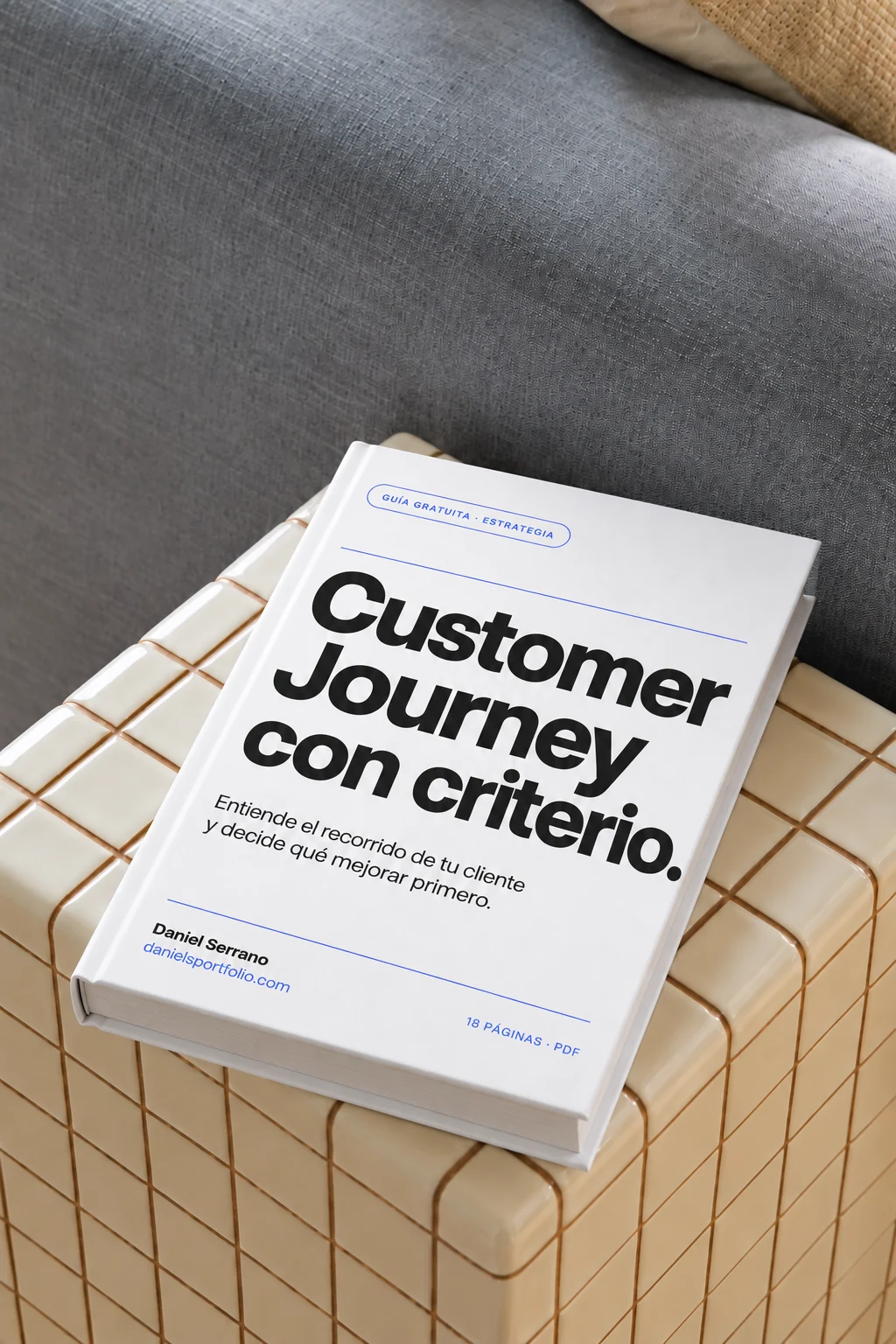 Mockup de la guía Customer Journey de Daniel Serrano sobre una mesa de cuadros.